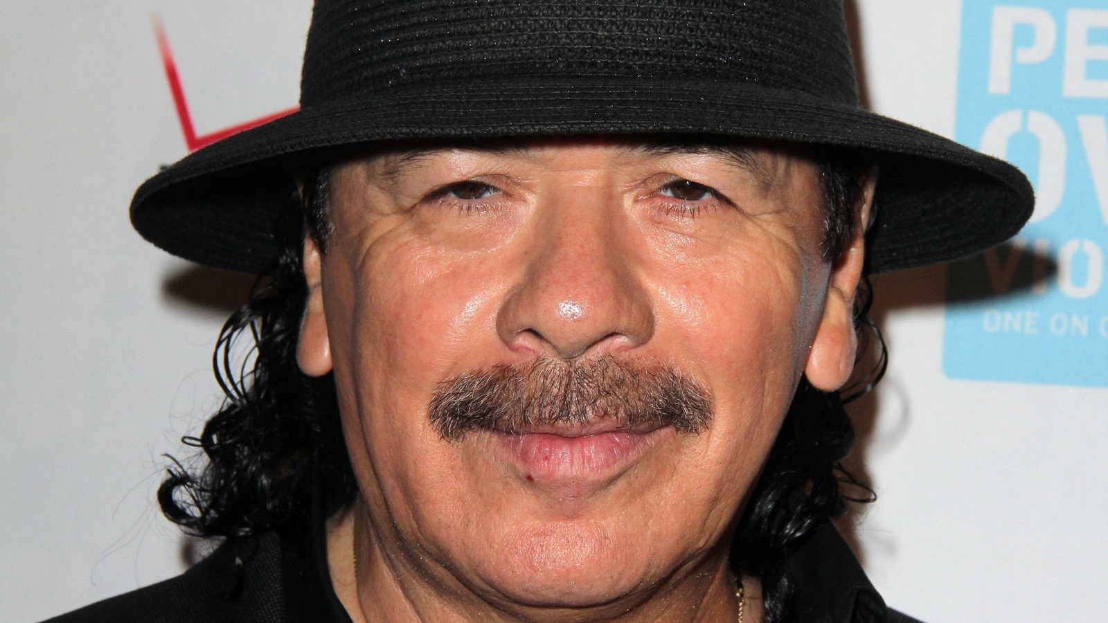 Etats-Unis : après un malaise en plein concert, la légende Carlos Santana « va mieux »