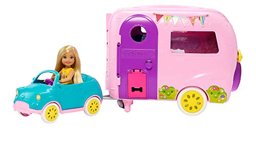 Barbie Famille Coffret mini-poupée Chelsea avec sa voiture et sa caravane, figurine chiot et accessoires, jouet pour enfant, FXG90